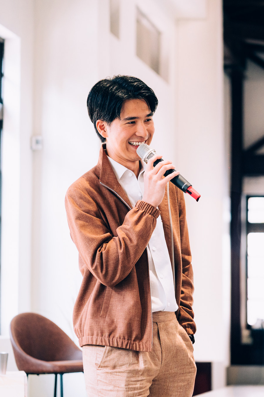 Daniel 拿著麥克風在課堂上分享