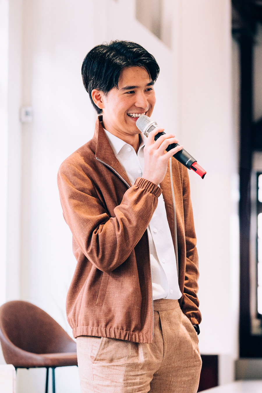 Daniel 拿著麥克風在課堂上分享